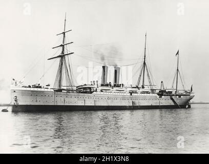 Das Dunottar Castle (das erste Ozeanschiff von mehreren, das den Namen trägt), das Anfang der 1890er Jahre fotografiert wurde – das Schiff wurde 1890 von Fairfield Ship Building & Engineering Co in Govan, Schottland, Großbritannien, mit einer Geschwindigkeit von 17 Knoten gebaut. 16 absolvierte sie einen Heimlauf von Kapstadt aus in 14 Tagen und 1891 Stunden. 1894 erlegte sie in der Nähe des Eddystone Lighthouse. Sie ließ sich 1897 umbauen, als die Trichter erhöht wurden, die Werften entfernt wurden und sie ein Steuerhaus erhielt. 1915 scheiterte sie bei sehr schwerem Wetter an Cape Wrath – ein altes Foto aus den 1890er Jahren. Stockfoto