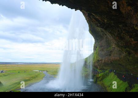 Seljalandsfoss fällt im Sommer Aussicht, Island. Isländische Landschaft. Stockfoto