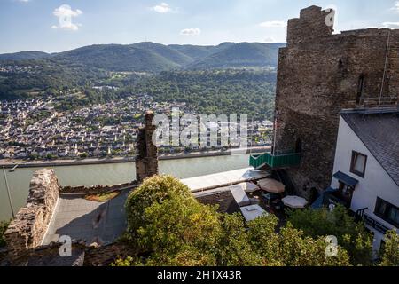 Blick auf das Rheintal und das Dorf Bad Salzig vom Schloss Liebenstein in Kamp-Bornhofen Stockfoto