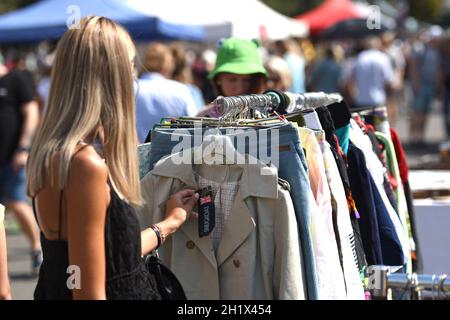 Großer Flohmarkt jeden Samstag beim Naschmarkt in Wien, Österreich, Europa - großer Flohmarkt jeden Samstag auf dem Naschmarkt in Wien, Österreich, EUR Stockfoto