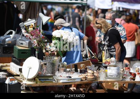 Großer Flohmarkt jeden Samstag beim Naschmarkt in Wien, Österreich, Europa - großer Flohmarkt jeden Samstag auf dem Naschmarkt in Wien, Österreich, EUR Stockfoto