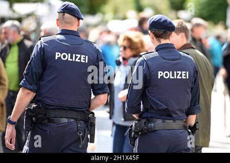 Polizisten bei einer Veranstaltung in Gmunden, Salzkammergut, Oberösterreich, Europa - Polizeibeamte bei einer Veranstaltung in Gmunden, Salzkammergut, Oberau Stockfoto
