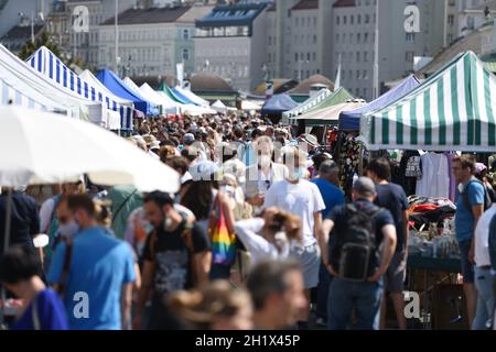 Großer Flohmarkt jeden Samstag beim Naschmarkt in Wien, Österreich, Europa - großer Flohmarkt jeden Samstag auf dem Naschmarkt in Wien, Österreich, EUR Stockfoto