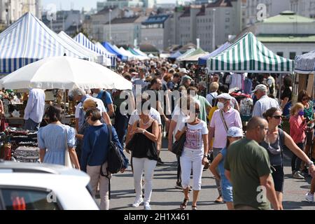 Großer Flohmarkt jeden Samstag beim Naschmarkt in Wien, Österreich, Europa - großer Flohmarkt jeden Samstag auf dem Naschmarkt in Wien, Österreich, EUR Stockfoto