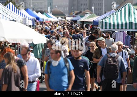 Großer Flohmarkt jeden Samstag beim Naschmarkt in Wien, Österreich, Europa - großer Flohmarkt jeden Samstag auf dem Naschmarkt in Wien, Österreich, EUR Stockfoto