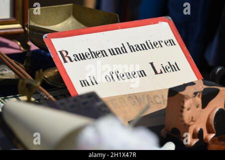 Großer Flohmarkt jeden Samstag beim Naschmarkt in Wien, Österreich, Europa - großer Flohmarkt jeden Samstag auf dem Naschmarkt in Wien, Österreich, EUR Stockfoto