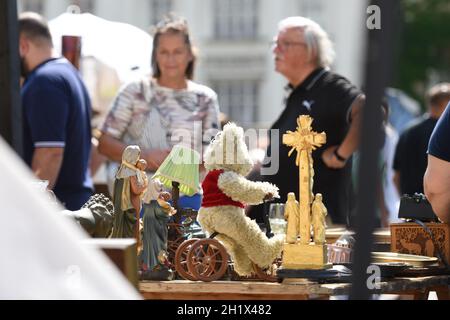 Großer Flohmarkt jeden Samstag beim Naschmarkt in Wien, Österreich, Europa - großer Flohmarkt jeden Samstag auf dem Naschmarkt in Wien, Österreich, EUR Stockfoto