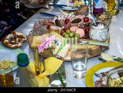 Dekorierte Tischkulisse für eine Geburtstagsfeier mit viel Essen Stockfoto