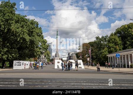 Riga, Lettland. 22. August 2021. Touristen werden vor dem Symbol der Stadt fotografiert Stockfoto