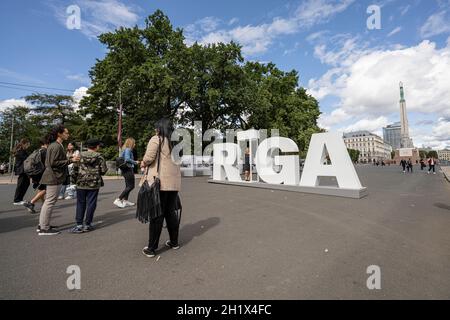 Riga, Lettland. 22. August 2021. Touristen werden vor dem Symbol der Stadt fotografiert Stockfoto