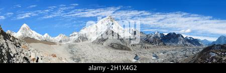 Panoramablick auf die himalaya-Bergkette am Mount Everest mit Khumbu-Gletscher Pumo Ri und Nuptse, Weg zum Everest-Basislager, Khumbu-Tal, Sagarma Stockfoto