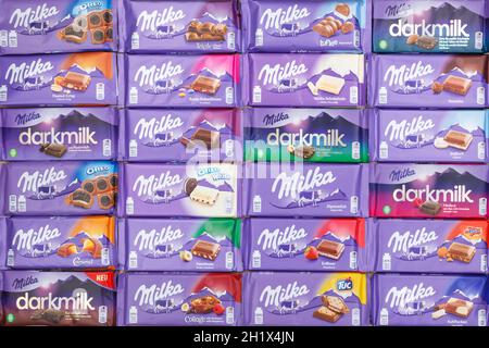 Stuttgart, Deutschland - 3. März 2021: Milka Schokolade Schokolade verschiedene Arten Vielfalt Hintergrund in Deutschland. Stockfoto