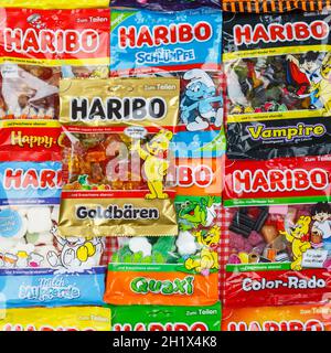 Stuttgart, Deutschland - 7. März 2021: Haribo Gummibär Gummibärchen Süßigkeiten verschiedene Arten Vielfalt Hintergrund Platz in Stuttgart, Deutschland. Stockfoto