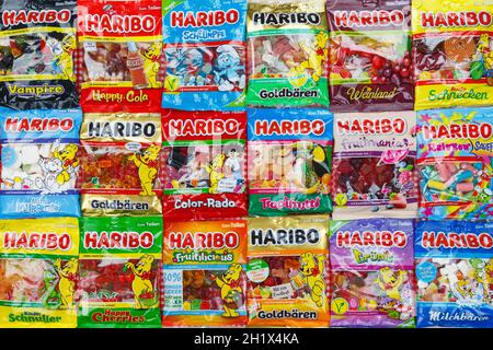 Stuttgart, Deutschland - 7. März 2021: Haribo Gummibär Gummibärchen Süßigkeiten verschiedene Arten Varieté Hintergrund in Stuttgart, Deutschland. Stockfoto