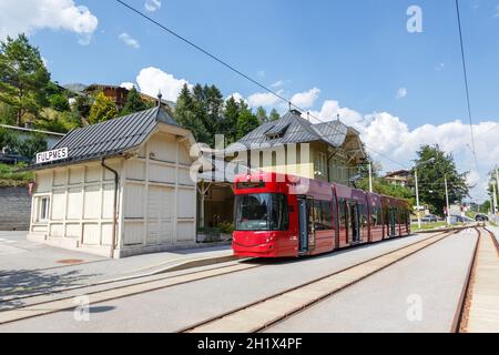 Fulpmes, Österreich - 1. August 2020: Stubaitalbahn Innsbruck Trambahn Fulpmes Station in Österreich. Stockfoto