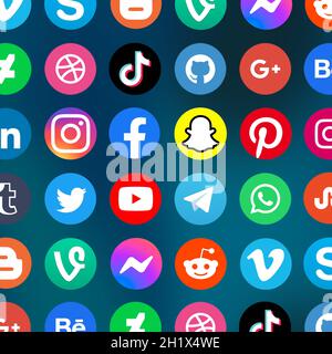 Stuttgart, 5. April 2021: Logo der Social-Media-Icons Marketing-Netzwerk Facebook, Instagram, YouTube, Twitter und WhatsApp auf dem Internet-Quadrat Stockfoto