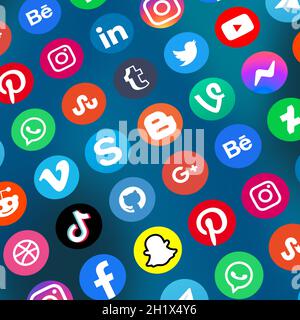 Stuttgart, 5. April 2021: Logo der Social-Media-Icons Marketing-Netzwerk Facebook, Instagram, YouTube, Twitter und WhatsApp auf dem Internet-Quadrat Stockfoto