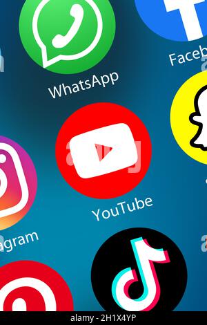 Stuttgart, Deutschland - 5. April 2021: YouTube You Tube Video Logo Icon Marketing im Internet-Hintergrund-Portrait-Format in Stuttgart, Deutschland. Stockfoto