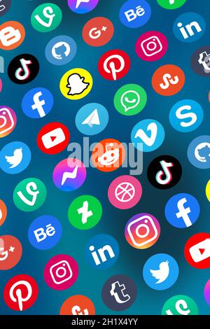 Stuttgart, Deutschland - 5. April 2021: Logo der Social-Media-Icons Marketing-Netzwerk Facebook, Instagram, YouTube, Twitter und WhatsApp im Internet po Stockfoto