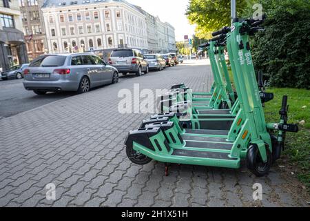 Riga, Lettland. 2021. August. Einige Elektroroller zur Miete auf einem Bürgersteig im Stadtzentrum Stockfoto