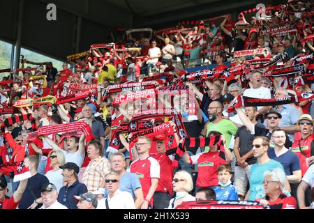 Die Fans sind zurück in der Bundesliga, der Freiburger Anhang stimmt sich auf das Spiel ein, 1. FBL: 21-22: 2. Spt. SC Freiburg - Borussia Dortmund Stockfoto