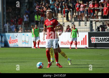 Nico Schlotterbeck (Freiburg) mit Ball, 1. FBL: 21-22: 2. Spt. SC FREIBURG - BORUSSIA DORTMUND DIE DFL-VORSCHRIFTEN VERBIETEN DIE VERWENDUNG VON FOTOGRAFIEN ALS Stockfoto