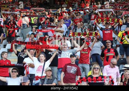 Die Fans sind zurück in Freiburg und haben sichtlich Spaß, 1. FBL: 21-22: 2. Spt. SC Freiburg - Borussia Dortmund die DFL-VORSCHRIFTEN VERBIETEN JEDE NUTZUNG Stockfoto