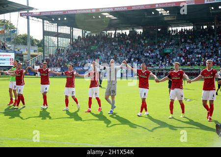 Hand in Hand mit den Fans feiern - die Freiburger Spieler nach dem 2:1 Sieg gegen Dortmund vor der Osttribüne, 1. FBL: 21-22: 2. Spt. SC Freiburg - Stockfoto