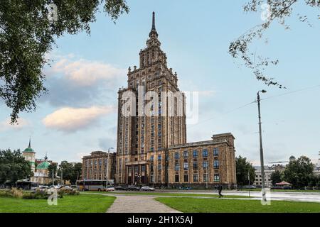 Riga, Lettland. August 2021. Panoramablick auf die Lettische Akademie der Wissenschaften im Stadtzentrum Stockfoto