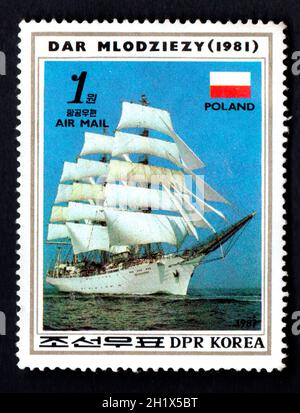 DPR Korea - UM 1987: Koreanische Briefmarke über alte Segelschiffe. Das polnische Segelschiff dar Mlodziezy auf See. Segelboot auf einer Briefmarke abgebildet. Stockfoto