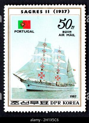 DPR Korea - UM 1987: Koreanische Briefmarke, die dem alten Segelschiff gewidmet ist. Portugiesisches Segelschiff Sagres II auf See. Segelboot auf einem Porto dargestellt Stockfoto