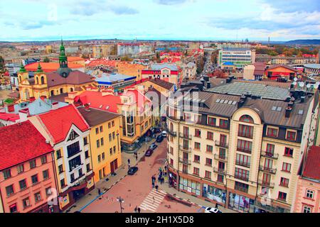 Stadtpanorama von oben. Wunderbare Architektur von Iwano-Frankiwsk. Blick auf die ukrainische Stadt. Stadtbild mit weißen Wolken. Modernes Äußeres. Stadtpanel Stockfoto