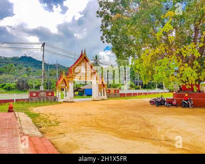 Bunte Architektur des Eingangstors zum Wat Ratchathammaram Tempel auf Koh Samui Insel Surat Thani Thailand Stockfoto