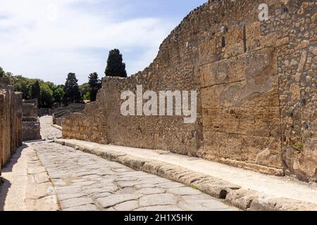 Ruinen einer antiken Stadt, die durch den Ausbruch des Vulkans Vesuv im Jahr 79 n. Chr. in der Nähe von Neapel, Pompeji, Italien zerstört wurde. Blick auf eine der Straßen der Stadt Stockfoto