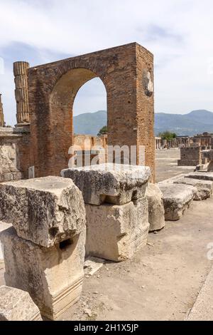 Pompeji, Neapel, Italien - 26. Juni 2021: Forum der Stadt zerstört durch den Ausbruch des Vulkans Vesuv, Blick auf das frum und Tempel des Jupiter Stockfoto