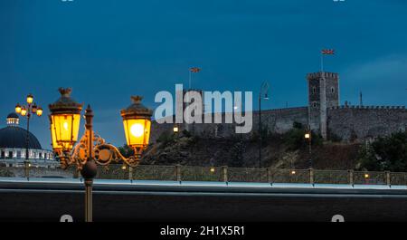 Die abendliche Stadtburg Skopje in Mazedonien am Abend und Straßenlaterne. Selektiver Fokus Stockfoto