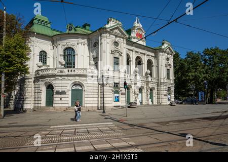 Riga, Lettland. August 2021. Außenansicht des Lettischen Nationaltheaters im Stadtzentrum Stockfoto