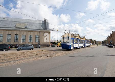 Riga, Lettland. August 2021. Eine Straßenbahn in den Straßen des Stadtzentrums Stockfoto