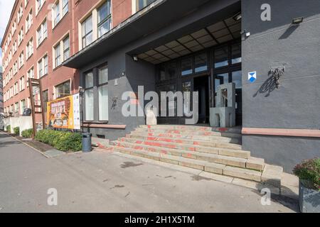 Riga, Lettland. 2021. August. Eingang des lettischen Künstlerverbandes im Stadtzentrum Stockfoto