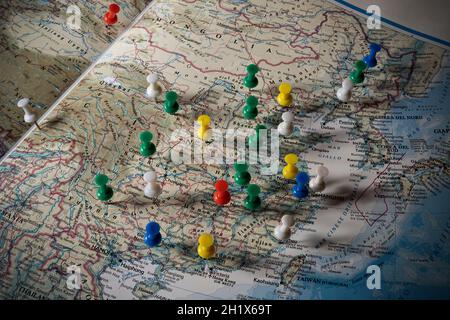 Die Provinzhauptstädte Chinas sind mit einigen farbigen Stecknadeln auf einer Karte markiert Stockfoto