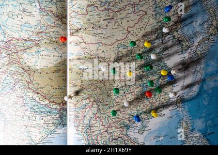 Die Provinzhauptstädte Chinas sind mit einigen farbigen Stecknadeln auf einer Karte markiert Stockfoto
