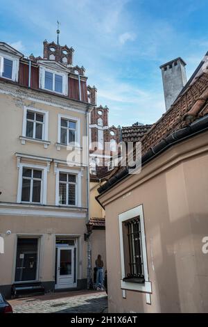 Riga, Lettland. August 2021. Eine alte Straße im Stadtzentrum Stockfoto