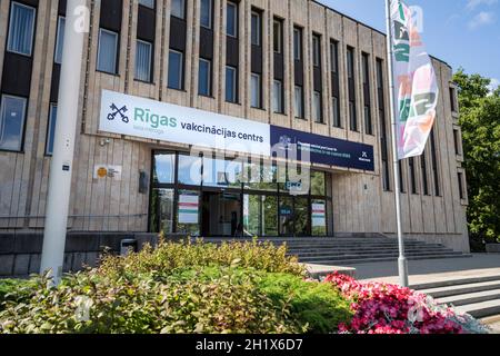 Riga, Lettland. August 2021. Blick auf den Impfpunkt Covid 19 im Stadtzentrum Stockfoto