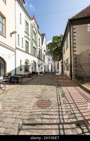 Riga, Lettland. August 2021. Eine alte Straße im Stadtzentrum Stockfoto