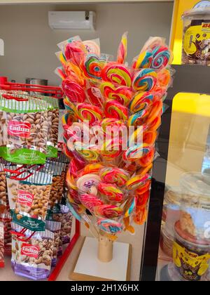 Antalya, Türkei - 11. Mai 2021: Traditionelle Süßigkeiten im Laden Stockfoto