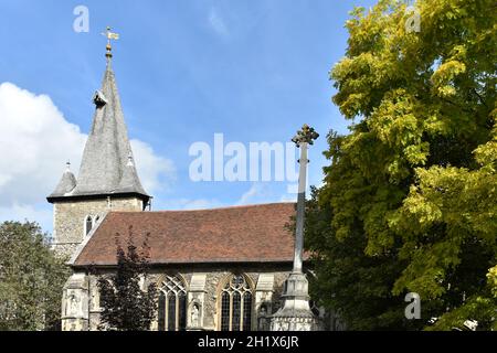 Wunderschöne All Saints mit St. Peter Kirche in Maldon Essex an einem schönen sonnigen Sommertag mit blauem Himmel Hintergrund Stockfoto