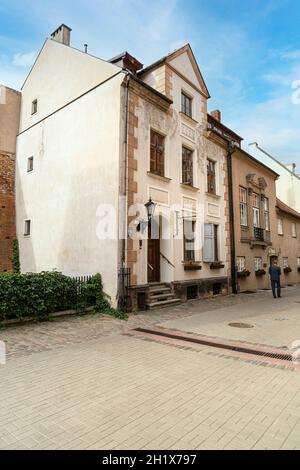 Riga, Lettland. August 2021. Altes Haus im historischen Stadtzentrum Stockfoto