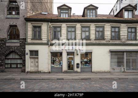 Riga, Lettland. August 2021. Außenansicht eines typischen Holzhauses im Stadtzentrum Stockfoto