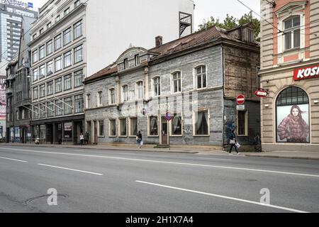 Riga, Lettland. August 2021. Außenansicht eines typischen Holzhauses im Stadtzentrum Stockfoto