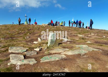 Gipfel des Hoverla mit Menschen, der höchste Berg der ukrainischen Karpaten Stockfoto